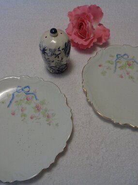 FLOWERS & BOWS VINTAGE 2 PLATES AUSTRIA OLD PEPPER SHAKER LOT